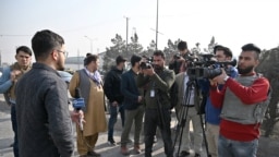 Los reporteros realizan la cobertura de una explosión en Kabul el 2 de febrero de 2021. Dos personas murieron entonces, según informaron las autoridades.