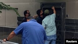 一些人7月24日試圖撬開中國駐休斯頓總領館的後門。