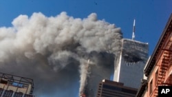 资料照片：2001年9月11日，纽约市双子塔遭到恐怖分子袭击后冒出滚滚浓烟。