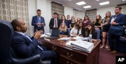 El senador estatal de Florida Bobby Powell habla con sobrevivientes de la escuela Marjory Stoneman Douglas y otros estudiantes del condado Broward en su oficina, en Tallahassee. Feb. 20 de 2018.