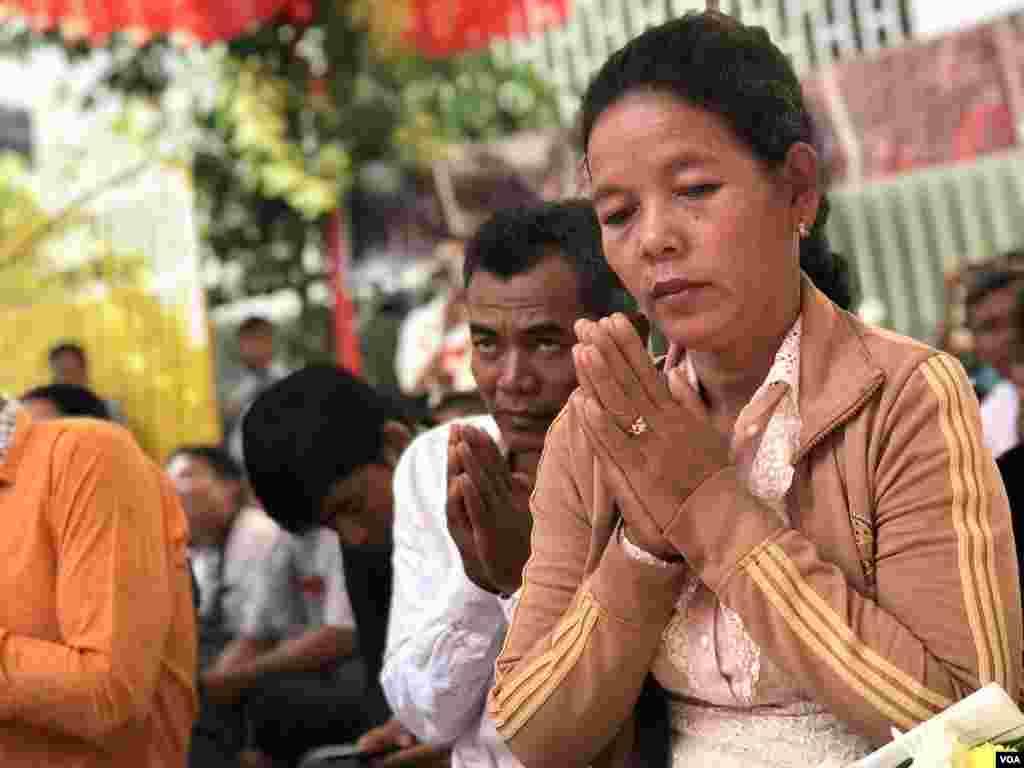 អ្នកស្រី​​ អ៊ិន លក្ខិណា​ វ័យ​៤៣ ឆ្នាំ​ ដែល​បាន​បាត់​បង់​កូនប្រុស​ម្នាក់​ ក្នុង​ហេតុការណ៍​​បង្ក្រាប​របស់​កម្លាំង​ប្រដាប់​អាវុធ​មក​លើ​បាតុកម្ម​ទ្រង់ទ្រាយ​ធំ​របស់​កម្មករ​ទាមទារ​ដំឡើង​ប្រាក់​ឈ្នួល​អប្បបរមា​​១៦០​ដុល្លារ​ ក្រោយ​ការ​បោះឆ្នោត​ជាតិ​ឆ្នាំ​​២០១៣។ (ហ៊ុល រស្មី/VOA)