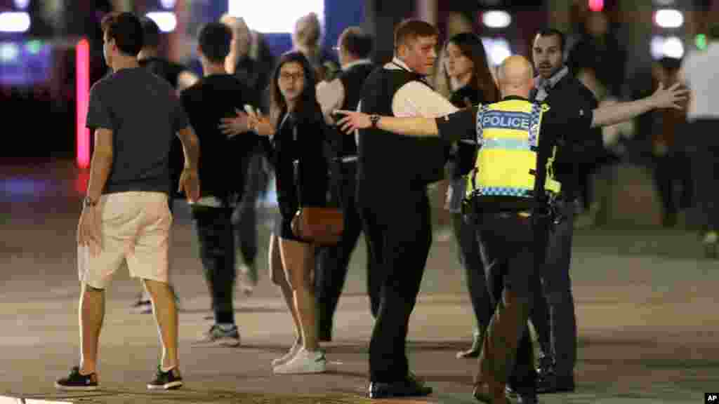 Un agent de police demande aux gens d'évacuér de la région près du pont de Londres, le 3 juin 2017.