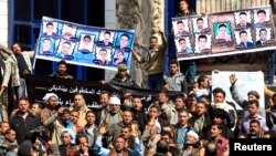 Relatives of Egyptian Coptic Christian workers who were kidnapped in the Libyan city of Sirte, take part in a protest to call for their release, in Cairo, February 13, 2015. (REUTERS/Mohamed Abd El Ghany)