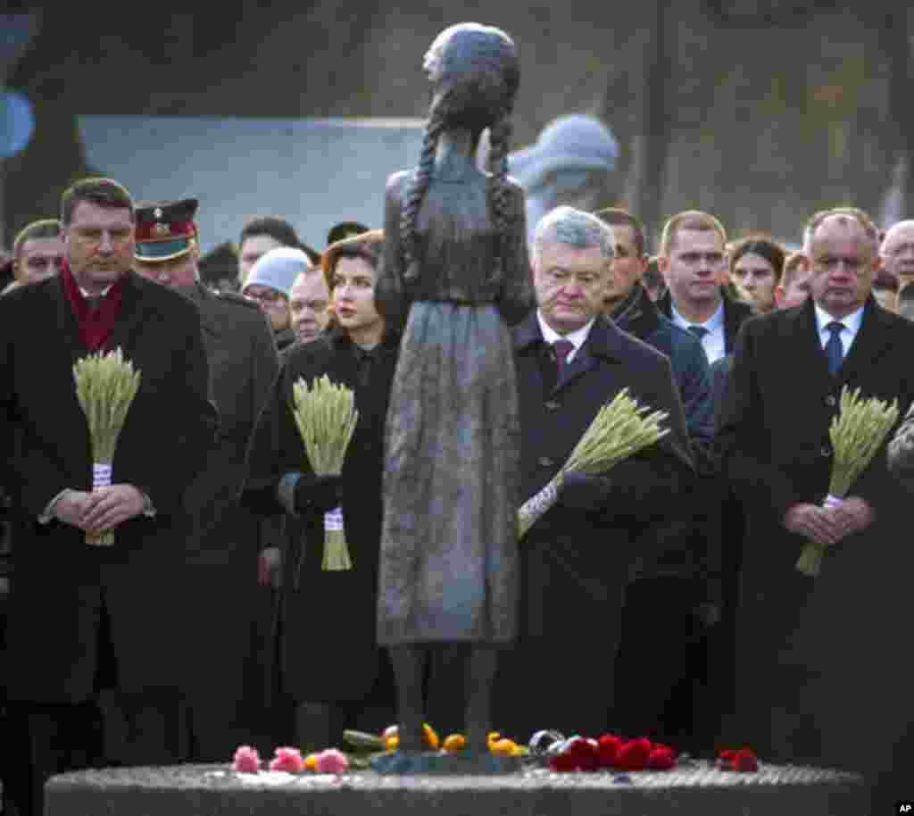 پترو پوروشنکو رئیس جمهوری اوکراین و همسرش به همراه رئیس جمهوری اسلوونی در مراسم یادبود قربانیان قحطی بزرگ در اوکراین در زمان اتحاد جماهیر شوروی در سالهای ۱۹۲۳ تا ۱۹۳۳ که گفته می شود بین ۴ تا هفت میلیون کشته برجای گذاشت.