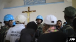 Des casques bleus malawiens de la Mission de l'Organisation des Nations Unies pour la stabilisation en République démocratique du Congo (MONUSCO) à l'intérieur de l'église catholique Emmanuel Butsili à Beni, le 27 juin 2021.