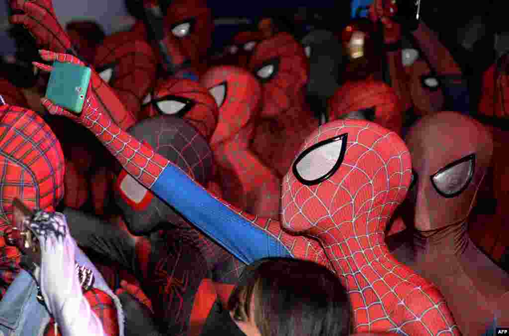 Para penggemar &#39;Spider-Man&#39; mengenakan kostum Spiderman berkumpul dalam promosi film terbaru &quot;Spider-Man: Homecoming&quot; di Museum Singapura.
