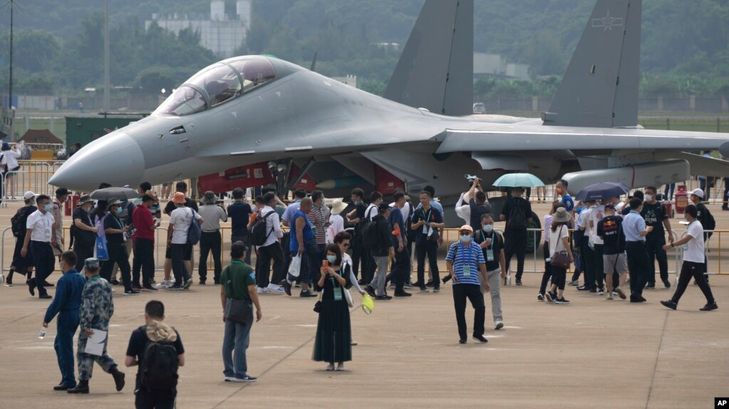 在珠海举行的中国国际航空航天博览会上，参观者在参观中国军方的电子战机歼-16D。（2021年9月29日）