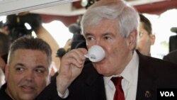 Newt Gingrich toma café cubano en un famoso restaurante de Miami.