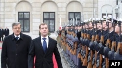 Ruski predsednik Dmitrij Medvedev u pratnji domačina Bronjislava Komorovskog obilazi jedinicu počasne garde, Varšava, 6. decembar 2010.