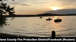 El personal de rescate trabajó después de que un bote anfibio se volcó y se hundió en Table Rock Lake, cerca de Branson, Missouri, el 19 de julio de 2018, en esta imagen fija obtenida de un video en las redes sociales.