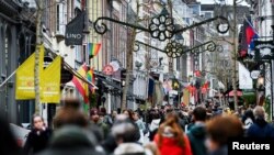 荷兰东部城市奈梅亨市民在拥挤的街道上采购节日礼物。荷兰政府已经宣布将封城防止奥密克绒变异病毒的传播。