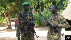 اس تصویر میں جنوبی سوڈان کے دو باغی فوجی ریاست یونٹی کے ایک کیمپ کے باہر باتیں کر رہے ہیں۔ 15 اگست 2018