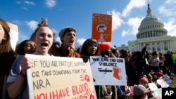 14일 미국 워싱턴 의사당 건물 앞에서 학생들이 총기규제를 촉구하는 시위를 하고 있다. 