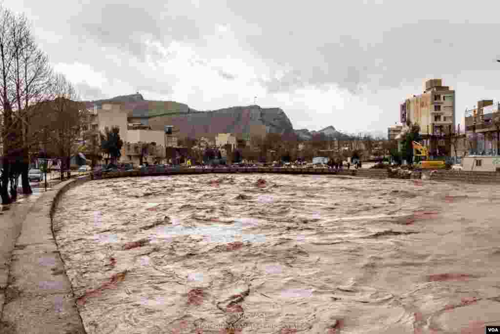 عکس ارسالی کیاوش از سیل در خرم آباد لرستان؛ آب رودخانه ها بر اثر بارش شدید باران بالا آمده است.&nbsp;