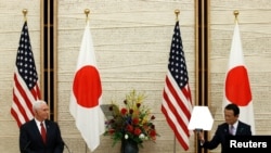 အမေရိကန်ဒုသမ္မတ Mike Pence နဲ့ ဂျပန်ဒုဝန်ကြီးချုပ် Taro Aso နဲ့ ပူးတွဲ သတင်းစာရှင်းလင်းပွဲကျင်းပနေစဉ်