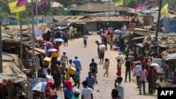 Para pengungsi Rohingya tidak menggunakan masker atau alat pelindung diri lainnya untuk mencegah penularan virus corona (COVID-19), memadati pasar di kamp pengungsi Kutupalong di Ukhia, 24 Maret 2020. (Foto: AFP)