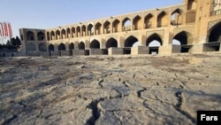 زاینده رود، رودخانه ای که از مرکز اصفهان می گذرد، چند سالی است که خشک شده است