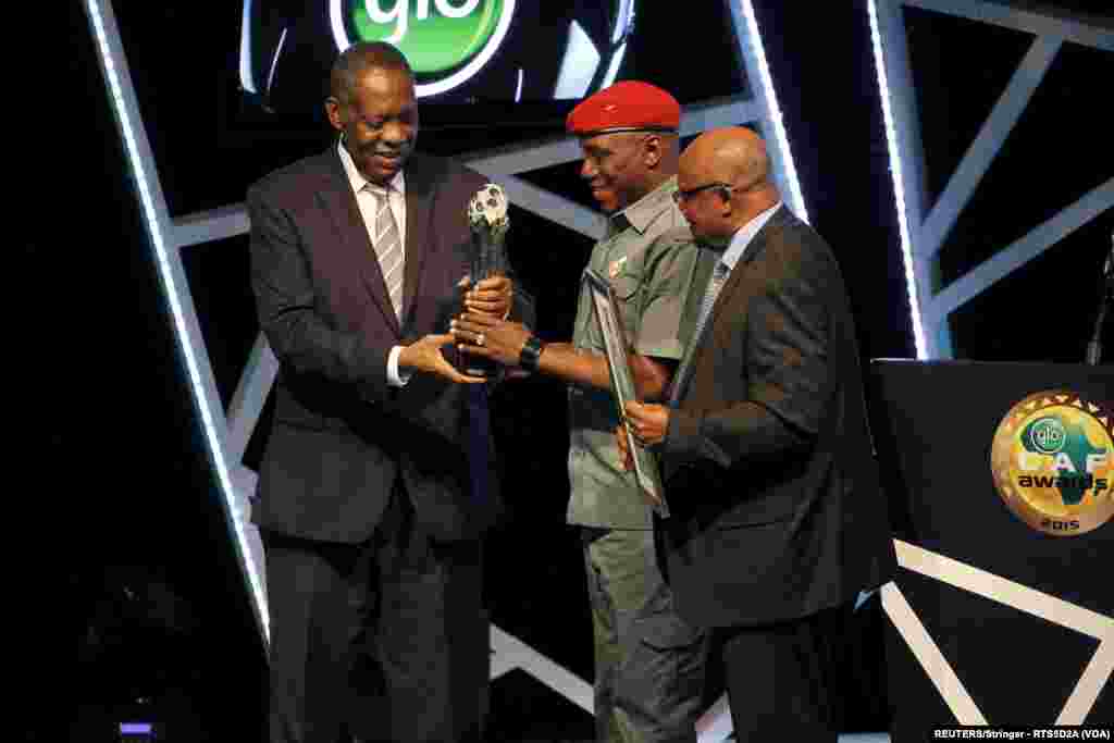 Ministan Matasa Da Wasanni Mr Solomon Dalong Ya Amshi Lambar Yabo Ta Hukumar FIFA A Madadin Shugaba Muhammadu Buhari 