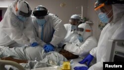 ABD'nin Houston kentindeki bir hastanede sağlık çalışanları bir Covid-19 hastasını hayata döndürmeye çalışıyor