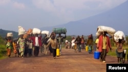 Des familles congolaises déplacées par les combats