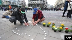 Građani u Briselu ostavljaju sveće i cveće za žrtve terorističkih napada 