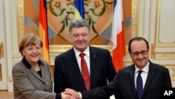 Prezidan Ikrèn nan, Petro Poroshenko (nan mitan), prezidan fransè a, Francois Hollande (adwat) akchanselye alman an, Angela Merkel, ap bay lanmen pandan yon rankont yo fè nan Kyèv jedi 5 fevriye 2015 la.