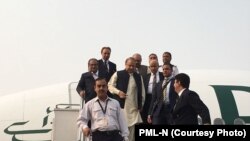 Mantan Perdana Menteri Pakistan Nawaz Sharif tiba di bandara Islamabad, Kamis, 2 November 2017.