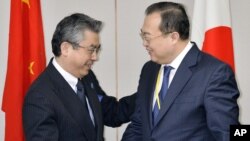 2015年3月19日在东京会晤前日本副外交部长杉山晉辅（左）和中国外交部部长助理刘建超握手