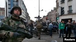 法国军人在巴黎附近警戒（2015年11月18日）