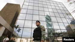 La policía vigila las oficinas de la firma legal panameña Mossack Fonseca, tras el escándalo de los llamados "Panamá Papers".