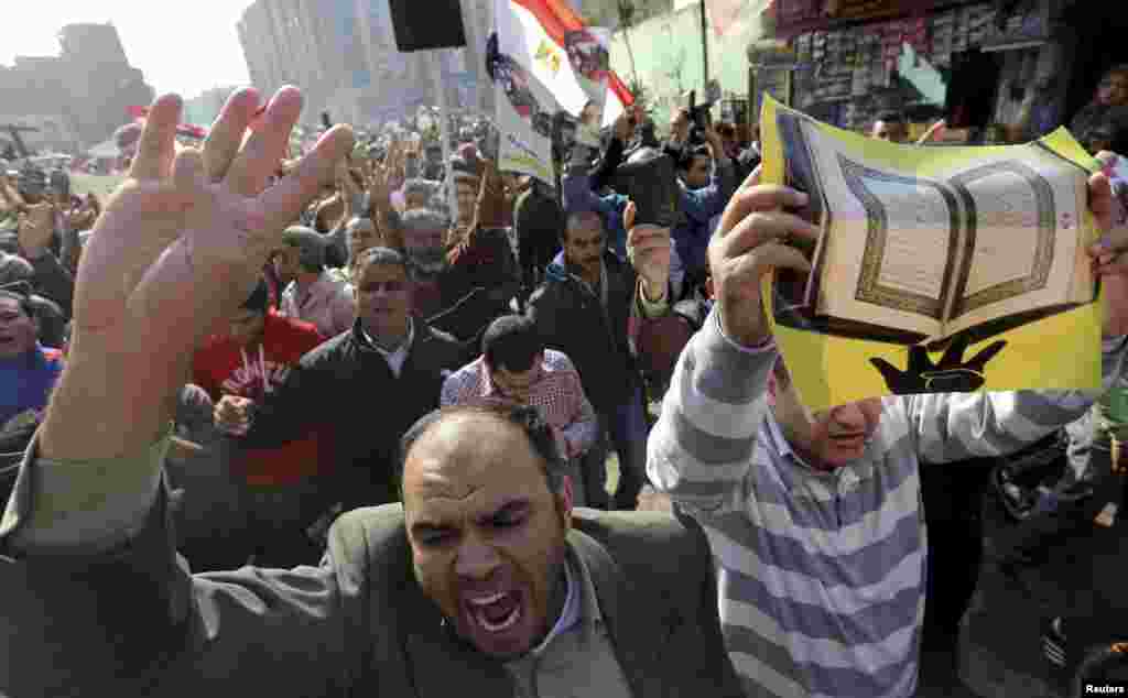 Orang-orang meneriakkan slogan-slogan menentang militer dan menteri dalam negeri mereka dalam sebuah protes kaum muslimin di Matariya, wilayah pinggiran Kairo. &nbsp;
