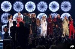 Desde la izquierda Maren Morris, Katy Perry, Jimi Westbrook, Kimberly Schlapman, Dolly Parton, Karen Fairchild, Philip Sweet, Miley Cyrus and Kacey Musgraves interpretan "9 to 5" en la entrega de premios Grammy el domingo, 10 de febrero de 2019, en Los Ángeles, California.