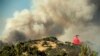 Miles huyen de incendios forestales en el norte de California