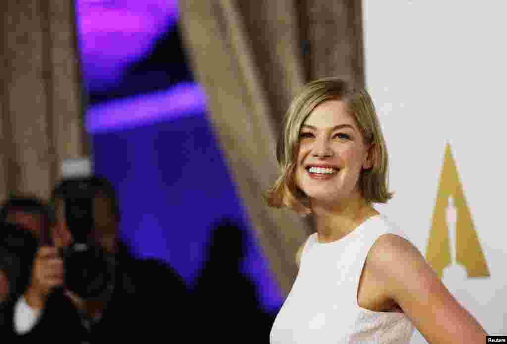 Rosamund Pike, nomine aktris pemeran utama terbaik dalam perannya di film &quot;Gone Girl&quot;, tiba dalam acara makan siang Academy Awards ke-87 di Beverly Hills (2/2).