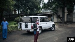 Des agents du ministère congolais de la santé partent après avoir effectué un test COVID-19 dans une résidence privée à Goma, au nord-est de la République démocratique du Congo, le 31 mars 2020. (Photo by ALEXIS HUGUET / AFP)