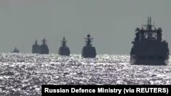 Sekelompok kapal angkatan laut dari Rusia dan China melakukan patroli militer maritim bersama di perairan Samudra Pasifik, dalam gambar diam yang diambil dari video yang dirilis pada 23 Oktober 2021. (Foto: Kementerian Pertahanan Rusia via REUTERS)