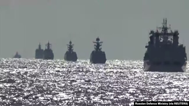 Sekelompok kapal angkatan laut dari Rusia dan China melakukan patroli militer maritim bersama di perairan Samudra Pasifik, dalam gambar diam yang diambil dari video yang dirilis pada 23 Oktober 2021. (Foto: Kementerian Pertahanan Rusia via REUTERS)