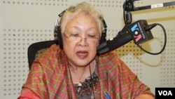 Thida Khus, executive director of SILAKA, joins VOA Khmer's Hello VOA radio call-in show Thursday, June 4, 2015, to discuss “Women's Participation in Economic Development when ASEAN Economic Community is integrated in late 2015.” (Lim Sothy/VOA Khmer) 