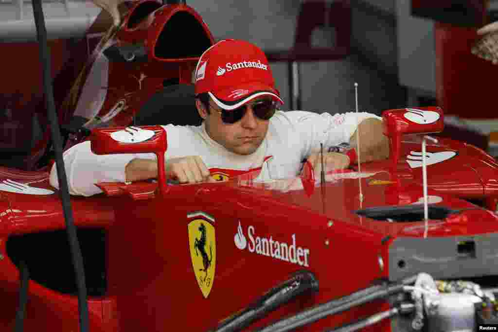 El brasileño Felipe Massa, piloto de Ferrari, se sienta en su automóvil para su primera vuelta de práctica en el circuito internacional en Sakhir, Bahréin.