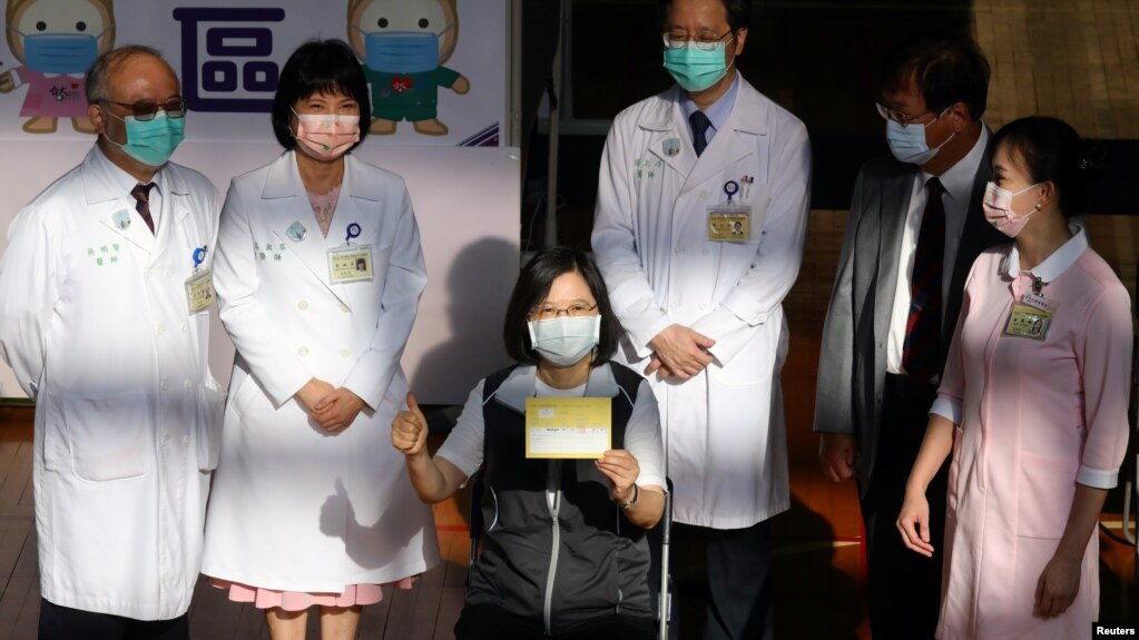台湾总统蔡英文在台湾大学医院接种台湾自制的疫苗后出示自己的接种记录证明。（2021年8月23日）(photo:VOA)