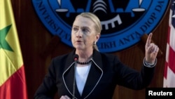 Menteri Luar Negeri AS, Hillary Clinton berpidato di Universitas Dakar di Senegal (1/8). Menlu Clinton sedang menuju Uganda dalam rangkaian kunjungan kenegaraan ke Afrika.