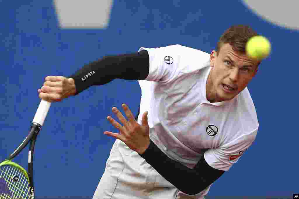 مارتون فوچوویچ ۲۷ ساله، تنیسور اهل مجارستان در یک چهارم نهایی مقابل رقیبی از ایتالیا در مسابقات تنیس در مونیخ آلمان.
