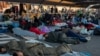 11 Eylül 2020 - Midilli Adası'ndaki Moria mülteci kampında çıkan yangının ardından bir marketin önünde bekleyen mülteciler