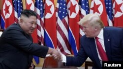 도널드 트럼프 미국 대통령과 김정은 북한 국무위원장이 지난 6월 30일 판문점에서 만나 악수하고 있다.