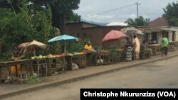 Quelques commerçants bravent la peur sur l’artère principale qui sépare les quartiers Cibitoke et Mutakura de la zone de Cibitoke à Bujumbura. Le Burundi est plongé dans une grave crise depuis que le président Pierre Nkurunziza a annoncé sa candidature en avril 2015 à un troisième mandat.