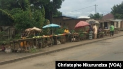 Quelques commerçants bravent la peur sur l’artère principale qui sépare les quartiers Cibitoke et Mutakura de la zone de Cibitoke à Bujumbura, Burunadi. 26 avril 2016 (VOA/Christophe Nkurunziza)