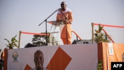 Le président sortant du Burkina Faso, Roch Marc Christian Kaboré, prononce un discours lors de son rassemblement, à Dori le 10 novembre 2020, lors de la campagne présidentielle en vue des élections présidentielles du 22 novembre 2020.