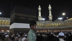 زائرین حج در مراسم رمی جمرات شرکت می کنند