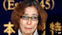 Junko Ishido, ibu jurnalis Jepang Keni Goto yang disandera oleh ISIS, berbicara dalam konferensi pers di Tokyo (23/1). (AP/Koji Sasahara)