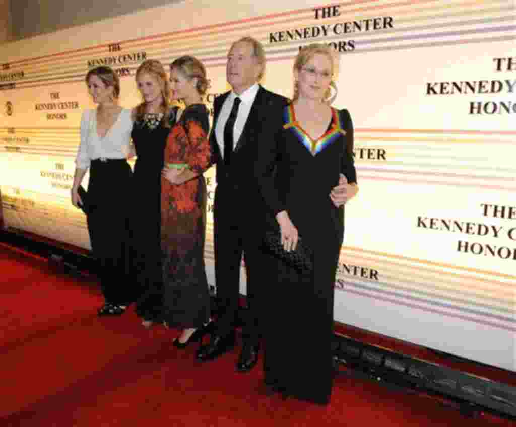 La actriz Meryl Streep llega acompañada por su familia a la gala en el Kennedy Center, en Washington.